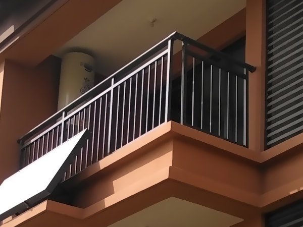 小區(qū)陽(yáng)臺(tái)護(hù)欄