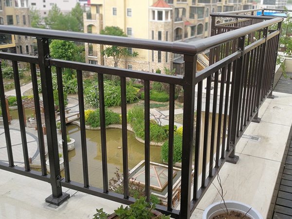 樓頂陽(yáng)臺(tái)護(hù)欄
