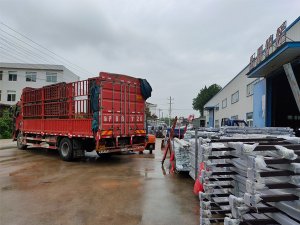 2020年7月15日上午鋁合金百葉窗產(chǎn)品裝車發(fā)貨！