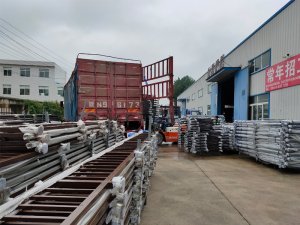 金用護欄2020年7月17日下午鋅鋼玻璃護欄產(chǎn)品裝車發(fā)貨！