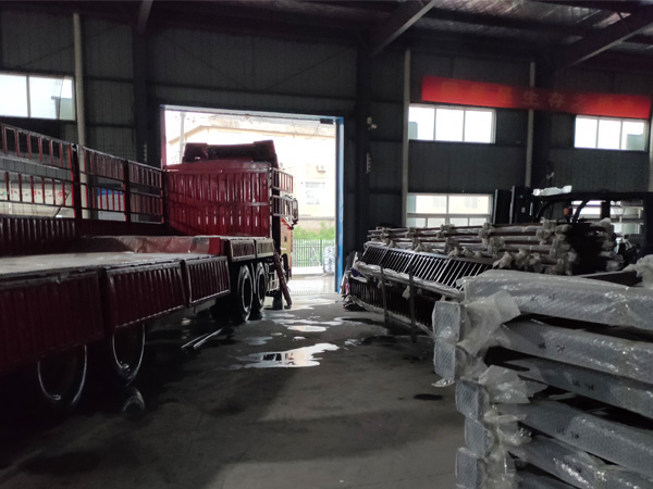 金用護欄2020年7月18日鋅鋼陽臺護欄產(chǎn)品裝車發(fā)貨！