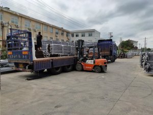 金用護(hù)欄2020年7月23日鋁合金百葉窗裝車發(fā)貨！