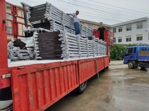 金用護欄2020年7月27日鋅鋼玻璃陽臺護欄裝車發(fā)貨！