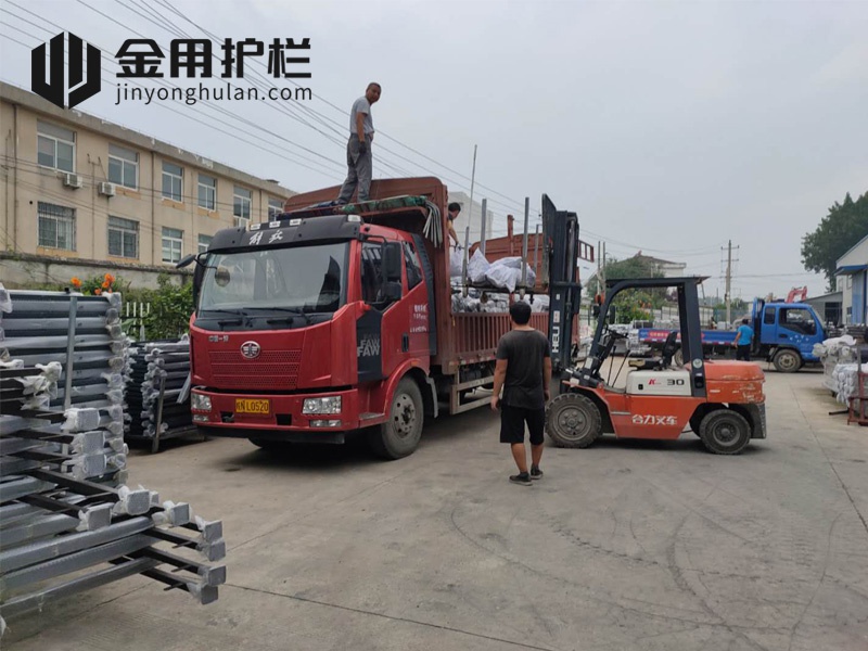 金用護欄2020年7月30日鋅鋼窗戶護欄裝車發(fā)貨！