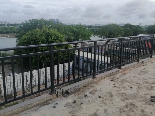 安徽鋅鋼護(hù)欄廠家電話多少？