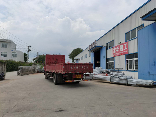 金用護(hù)欄2020年8月6日鋅鋼樓梯扶手裝車發(fā)貨！