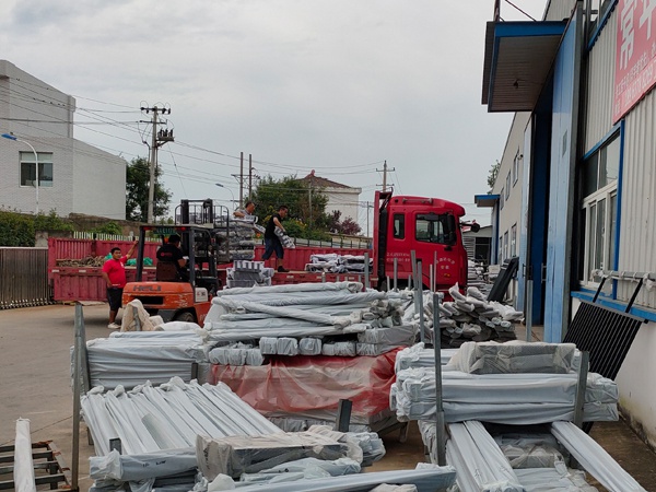 金用護欄2020年8月7日鋅鋼陽臺護欄裝車發(fā)貨！