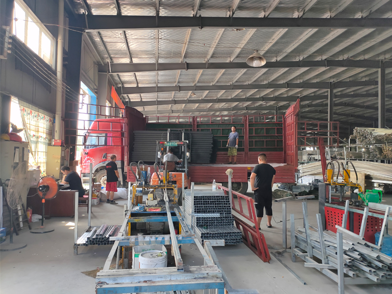 金用護欄2020年8月18日鋅鋼窗戶護欄裝車發(fā)貨！