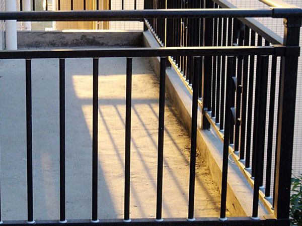 陽(yáng)臺(tái)護(hù)欄保養(yǎng)維護(hù)方法 陽(yáng)臺(tái)護(hù)欄保養(yǎng)維護(hù)方法