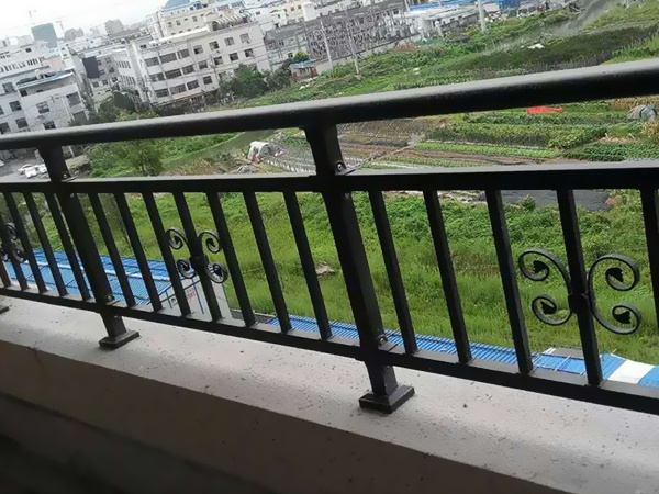 為什么大家喜歡采購鋅鋼陽臺護(hù)欄？原因在這里！
