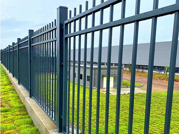 鋅鋼護(hù)欄和鐵藝護(hù)欄誰(shuí)的性價(jià)比高？看過(guò)這里你就知道了！