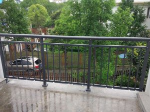 如何挑選一家好的陽臺(tái)護(hù)欄廠家？這樣挑最靠譜！