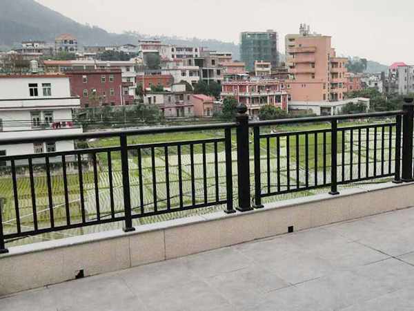 為什么建議大家選鋅鋼陽臺護(hù)欄而不選鐵藝或不銹鋼，原因在這里！