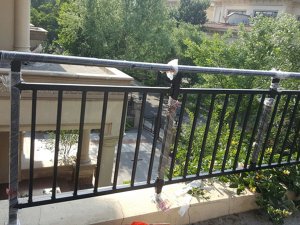 哪種陽臺護(hù)欄最適合小區(qū)樓盤上使用？這種材質(zhì)最合適！