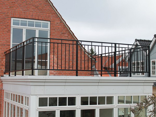 陽臺護(hù)欄價格多少錢一米？