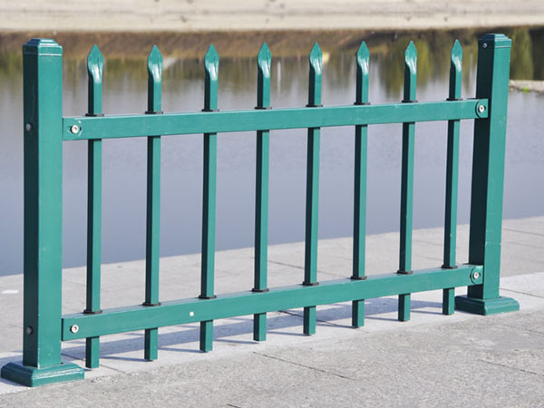 鋅鋼護(hù)欄為什么不容易生銹？