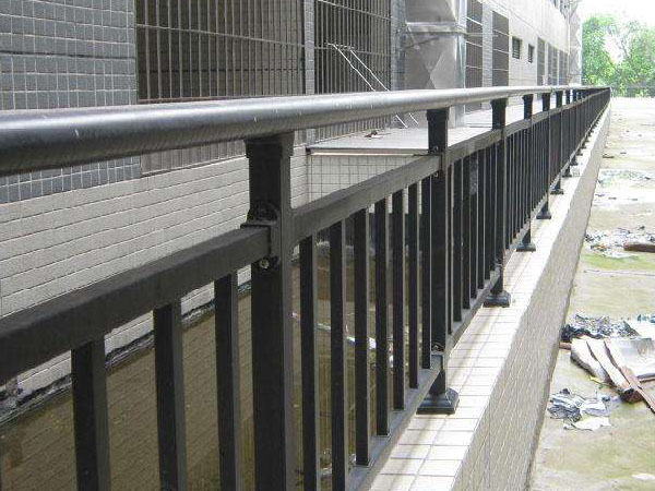 鋅鋼護(hù)欄多少錢一平方米？