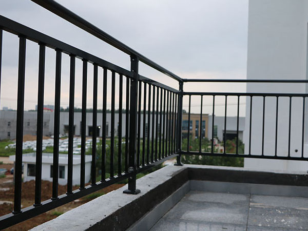 鋅鋼護(hù)欄廠家哪家價(jià)格便宜質(zhì)量又好？