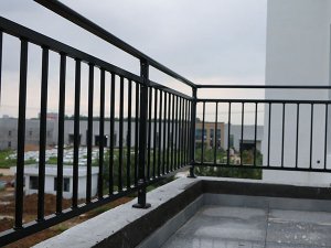 鋅鋼護欄廠家哪家價格便宜質(zhì)量又好？