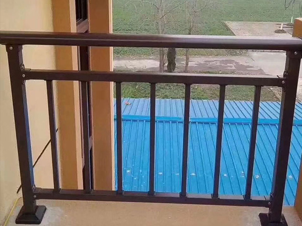 鋅鋼護(hù)欄和鋁合金護(hù)欄哪個(gè)好？