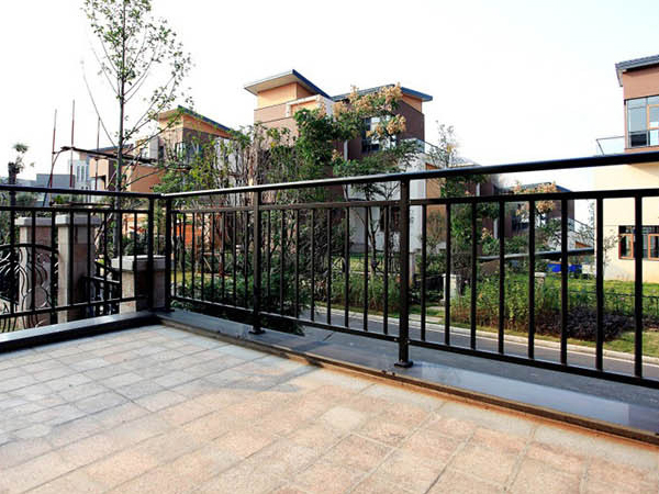 陽臺護(hù)欄什么材質(zhì)做的最耐用？