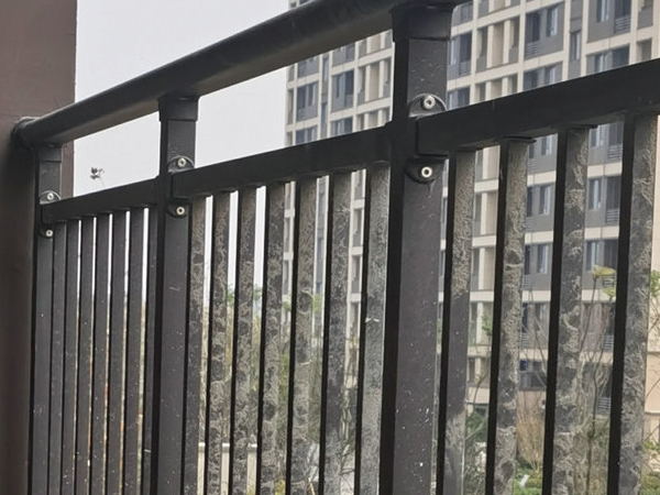 陽(yáng)臺(tái)護(hù)欄定制多少錢一米？