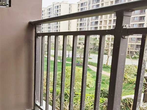 陽(yáng)臺(tái)護(hù)欄在哪家定做最便宜？