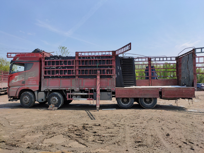 金用護(hù)欄2021年4月8日鋅鋼百葉窗發(fā)貨！