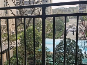 鋅鋼陽(yáng)臺(tái)護(hù)欄和鐵藝陽(yáng)臺(tái)護(hù)欄誰(shuí)更值得選擇？