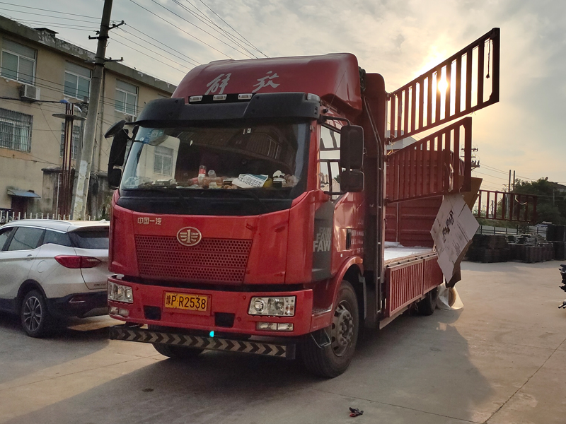 金用護(hù)欄2021年6月8日鋅鋼百葉窗發(fā)貨！