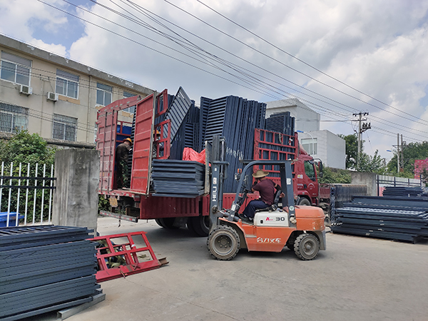 金用護欄2021年7月28日鋅鋼百葉窗發(fā)貨！