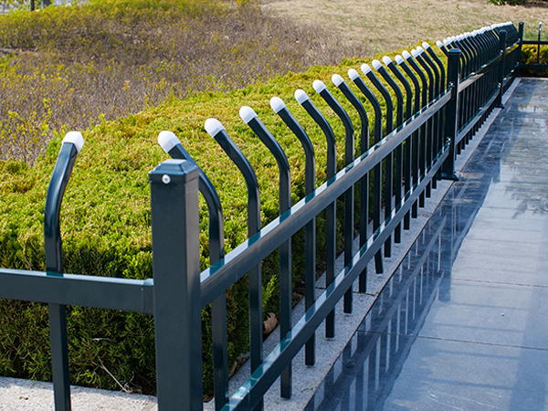 綠化護(hù)欄選什么材質(zhì)比較好？