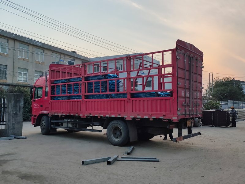 金用護(hù)欄2021年11月18日鋅鋼連廊護(hù)欄發(fā)貨！