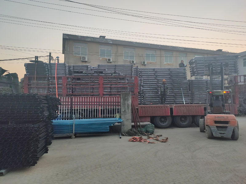 金用護(hù)欄2021年12月6日鋅鋼陽(yáng)臺(tái)護(hù)欄裝車發(fā)貨！