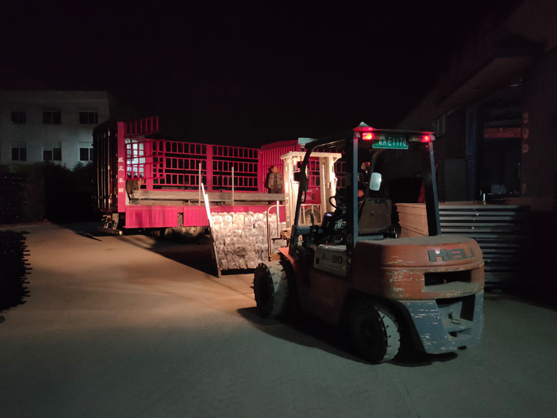 金用護(hù)欄2021年12月7日鋅鋼護(hù)欄裝車發(fā)貨！