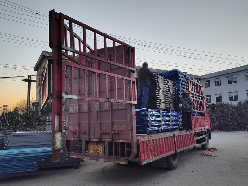 金用護(hù)欄2021年12月13日鋅鋼連廊欄桿裝車發(fā)貨！