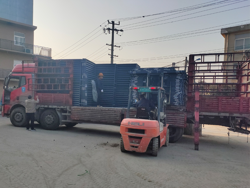 金用護欄2021年12月14日鋅鋼百葉窗裝車發(fā)貨！