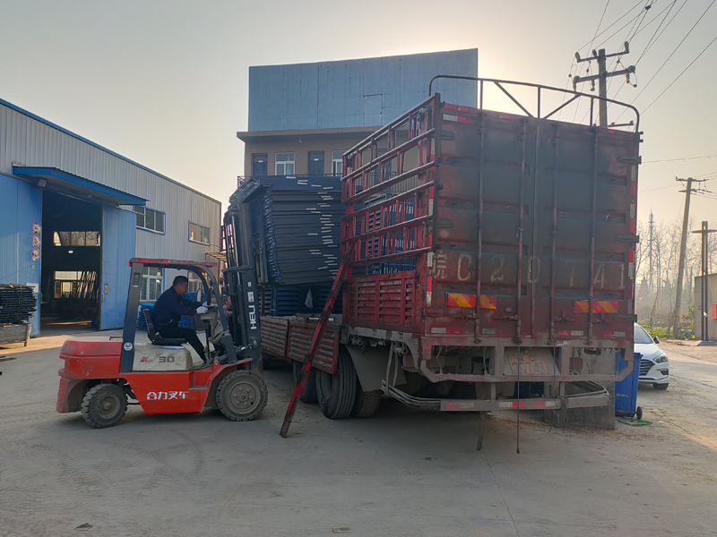 金用護欄2021年12月14日鋅鋼百葉窗裝車發(fā)貨！