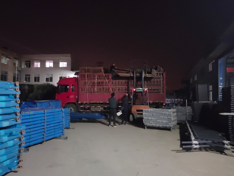 金用護欄2021年12月15日鋁合金百葉窗裝車發(fā)貨！