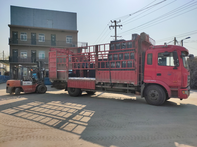 金用護欄2021年12月17日鋅鋼百葉窗裝車發(fā)貨！