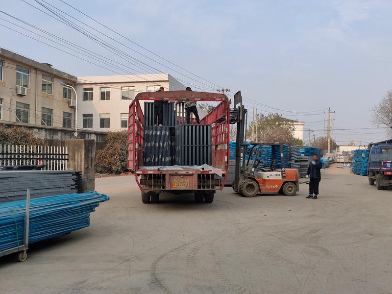 金用護(hù)欄2021年12月20日鋅鋼百葉窗裝車(chē)發(fā)貨！