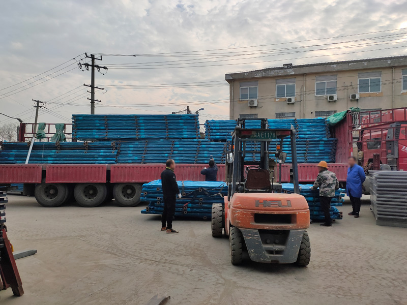 金用護(hù)欄2021年12月21日鋅鋼陽(yáng)臺(tái)護(hù)欄裝車發(fā)貨！