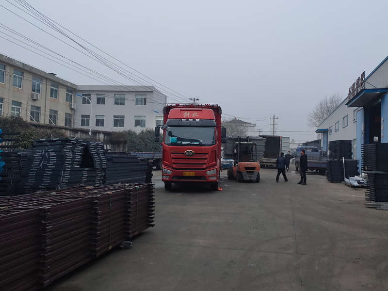 金用護(hù)欄2021年12月30日鋅鋼百葉窗裝車發(fā)貨！