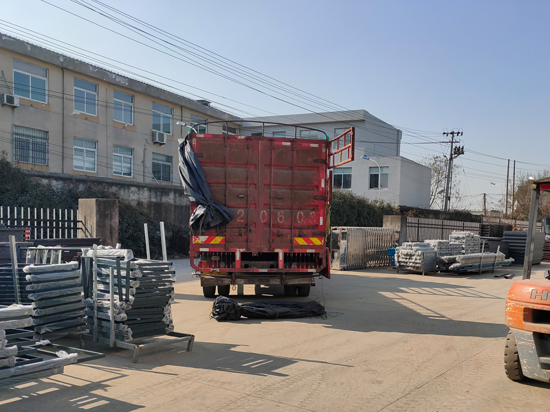 金用護(hù)欄2022年1月4日鋅鋼百葉窗裝車發(fā)貨！