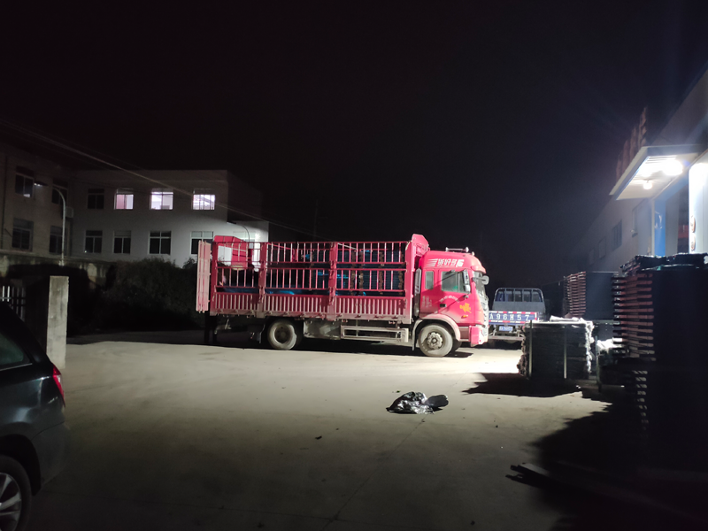 金用護欄2022年1月6日鋅鋼百葉窗裝車發(fā)貨！