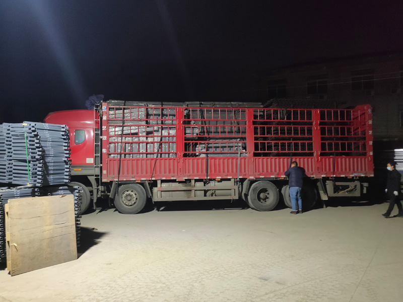 金用護欄2022年1月8日鋅鋼圍墻護欄裝車發(fā)貨！