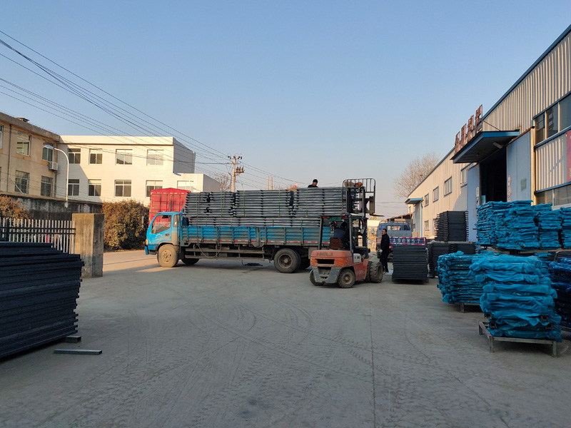 金用護(hù)欄2022年1月11日鋅鋼空調(diào)欄桿裝車發(fā)貨！