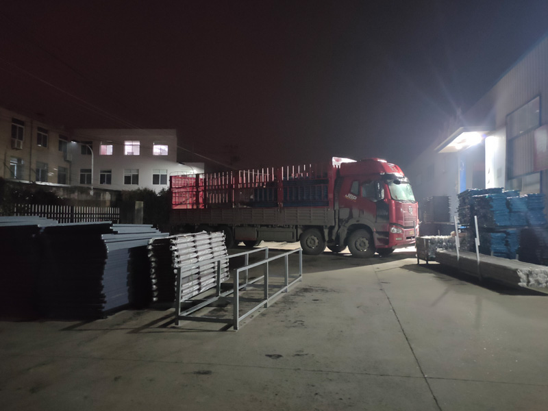 金用護(hù)欄2022年1月13日鋅鋼百葉窗裝車發(fā)貨！