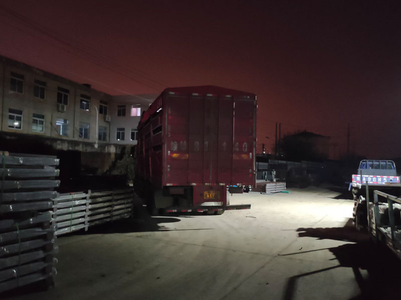 金用護(hù)欄2022年1月14日鋅鋼陽臺欄桿裝車發(fā)貨！