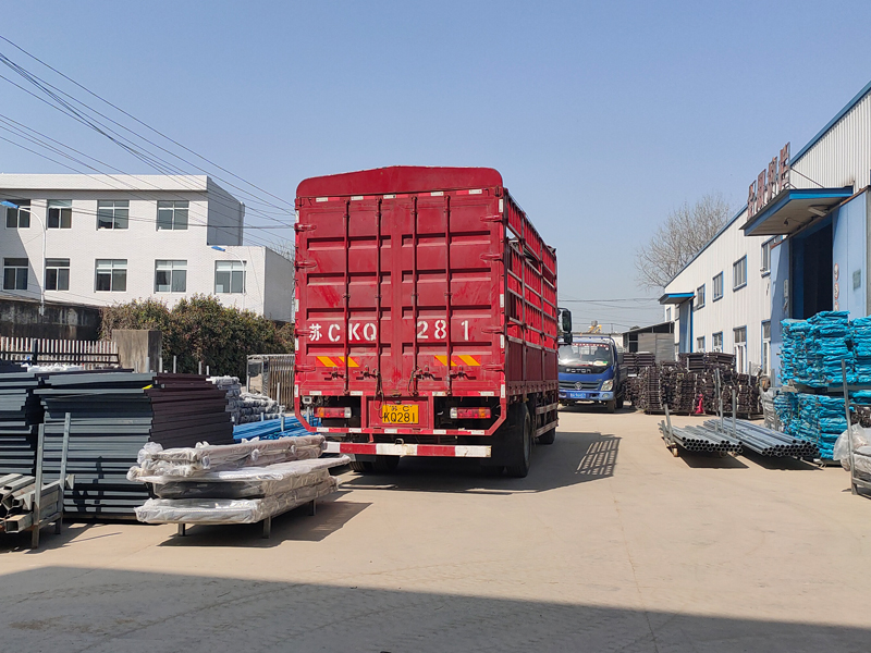 金用護(hù)欄2022年3月10日鋅鋼玻璃欄桿裝車(chē)發(fā)貨！